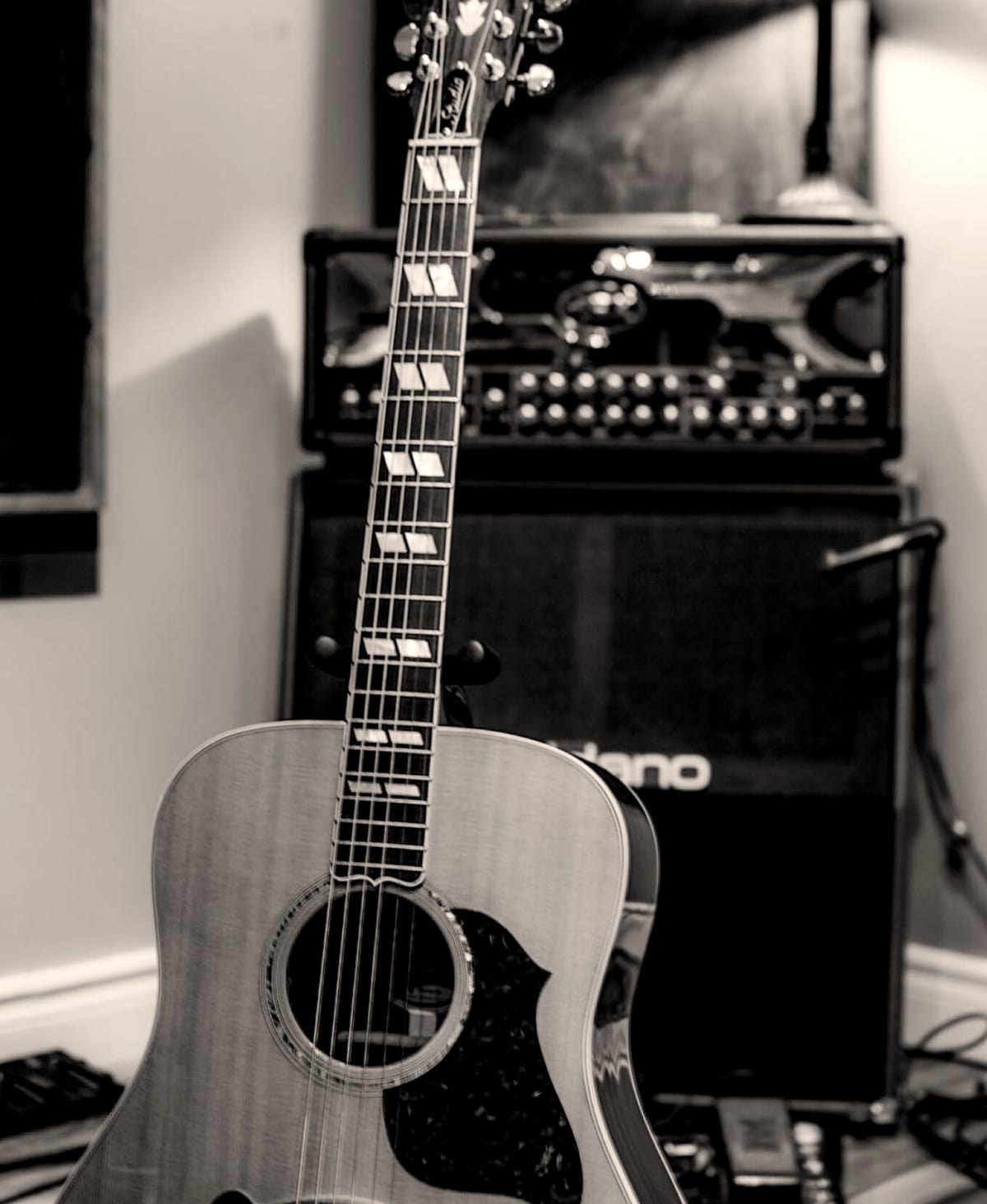 Guitare et amplificateur, noir et blanc