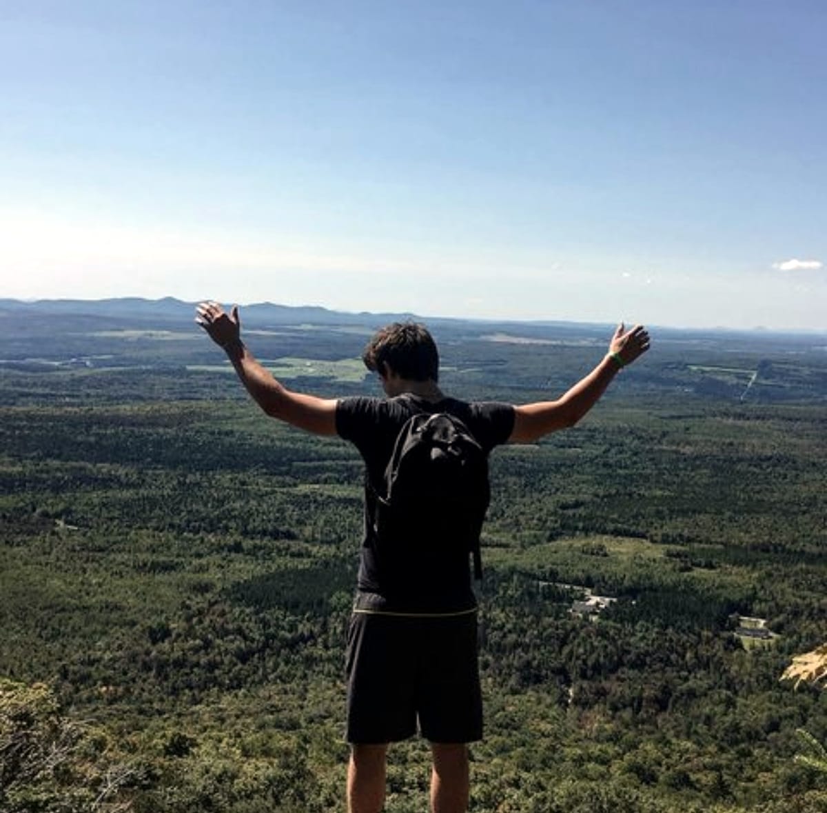 Bras ouverts au sommet de la montagne