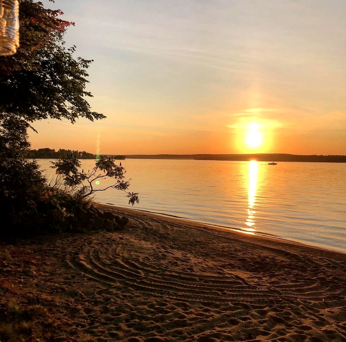 Lever de soleil paisible sur le lac