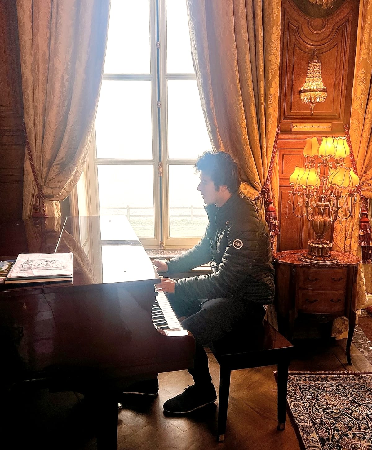 Au piano, dans un salon ancien