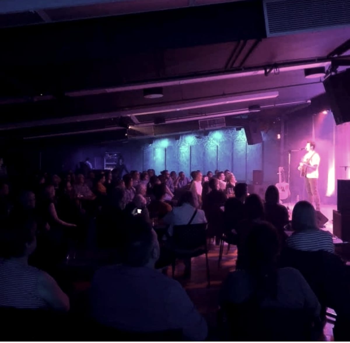 Concert en salle, lumières tamisées