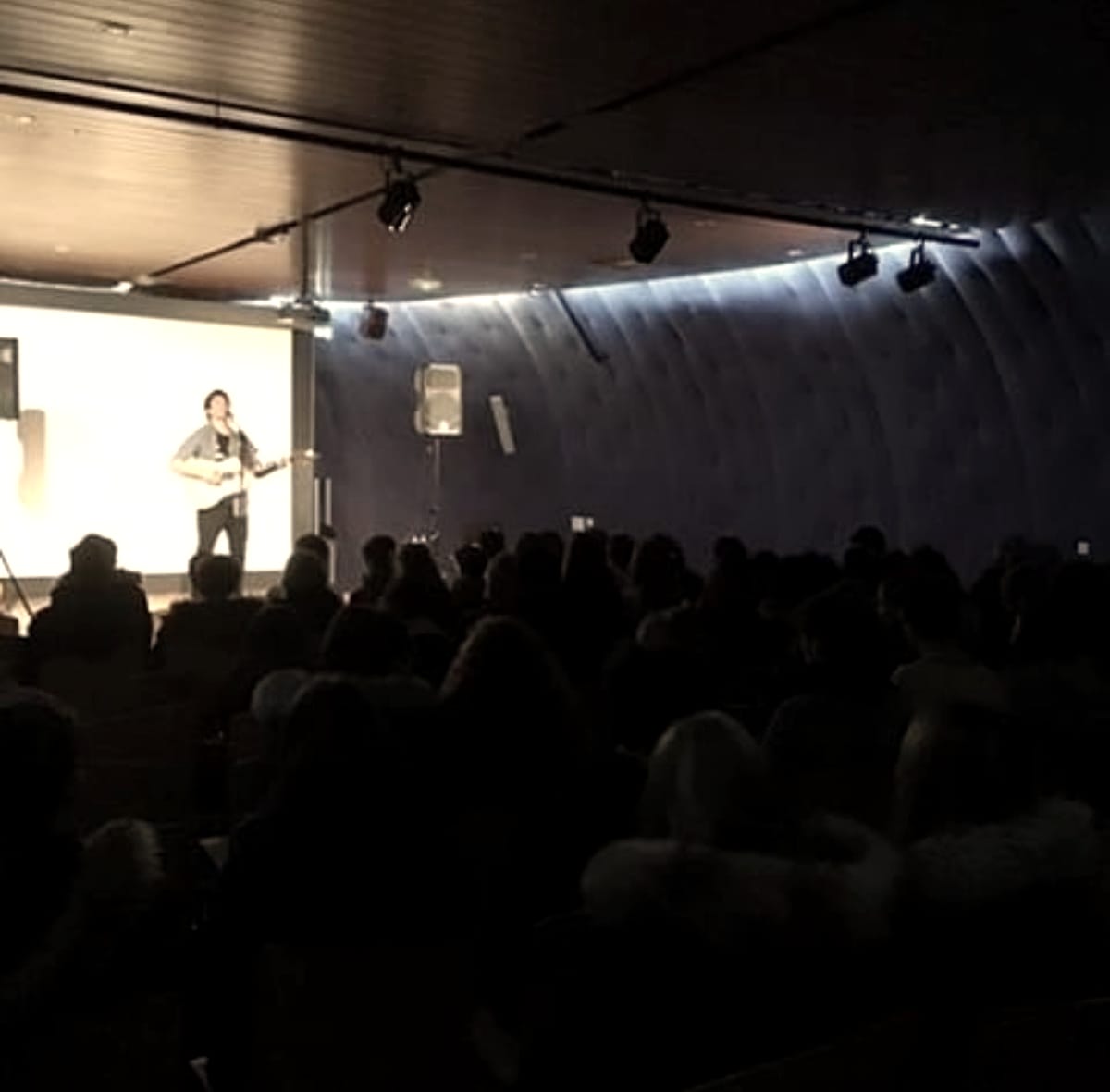 Sur la scène d’une salle de spectacle
